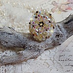 Bague Aurore mont&eacute;e avec des toupies en Cristal de Swarovski Jonquille de qualit&eacute; AB et AB2x &agrave; laquelle s&rsquo;ajoute des facettes de boh&egrave;me en verre de m&ecirc;me couleur et rocailles Dor&eacute;es. Belle fantaisie si